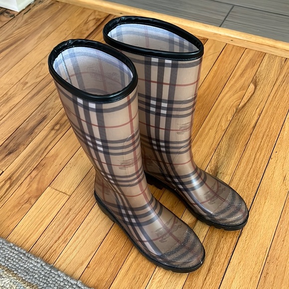 Burberry Shoes - BURBERRY rain boots size 39 EUC fit like US 8